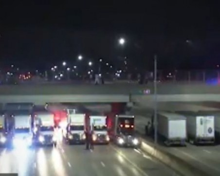 Шофьори на тирове спасиха самоубиец по уникален начин ВИДЕО