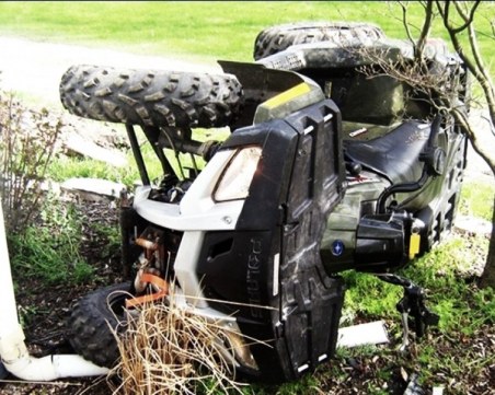 Тежък инцидент край Пловдив! АTB се заби в дърво, жена загина на място