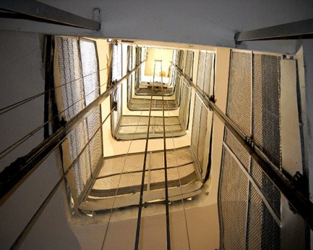 Знаете ли защо в асансьорите има огледала?