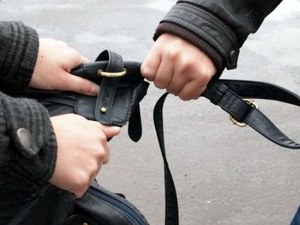 Руса ромка нападна и ограби млад пловдивчанин в центъра