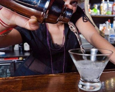 Барманка оплете в мрежите си Симеон, а после... избяга с парите за сватбата