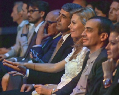 Деси Банова облече свободна бяла рокля и... показа коремчето си СНИМКИ