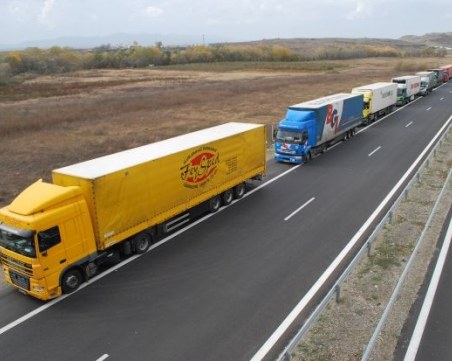 Къде и кога има забрани за камиони през май в Европа - вижте!