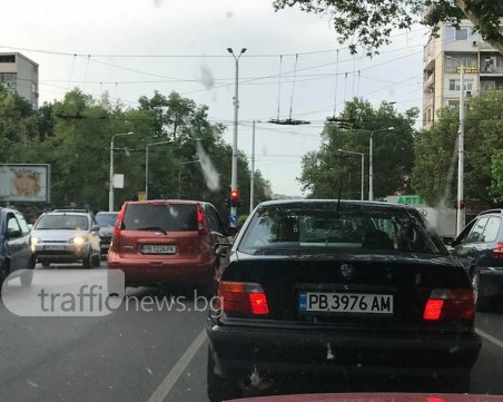 Наглост в Пловдив: Шофьор се заби в насрещното, за да завие наляво СНИМКИ