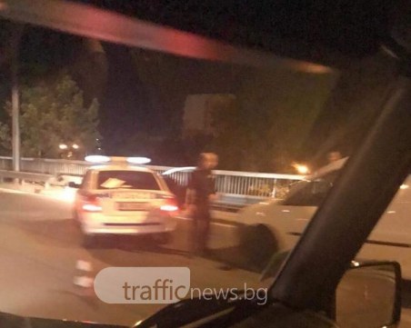 Полицейски патрул щракна белезници на мъж на надлез в Пловдив СНИМКИ