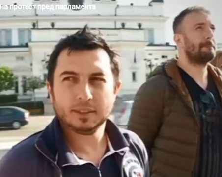 Родители излязоха на протест пред парламента, погребаха символично бъдещето на България