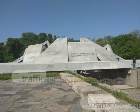 Свастики и нацистки символи “цъфнаха“ на Братската могила в Пловдив СНИМКИ