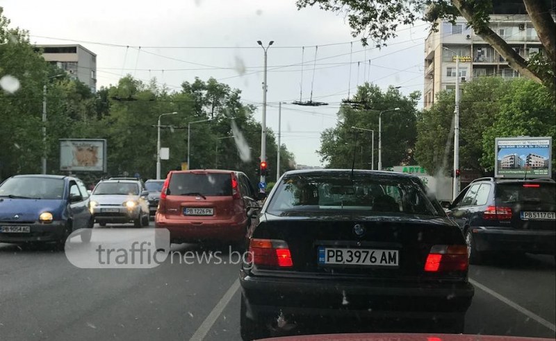 Наглост в Пловдив: Шофьор се заби в насрещното, за да завие наляво СНИМКИ