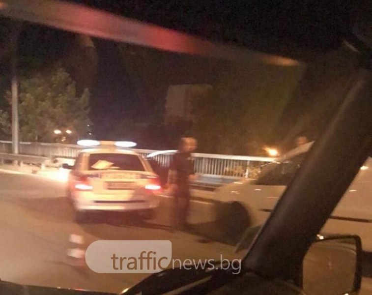 Полицейски патрул щракна белезници на мъж на надлез в Пловдив СНИМКИ