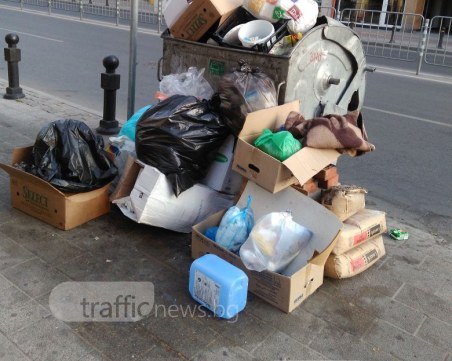 Мазно! Тротоарът пред гиросите на “Васил Априлов“ потъна в мазнина! СНИМКИ