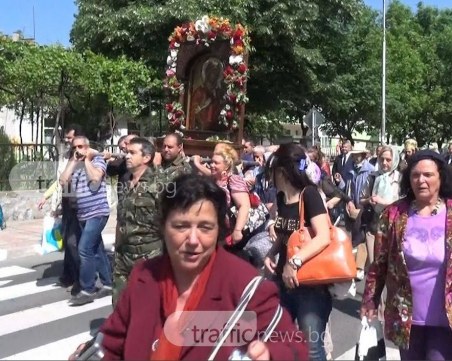 Хиляди души се включиха в литийното шествие в Асеновград СНИМКИ и ВИДЕО