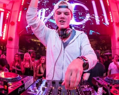 Известният диджей Авичи се е самоубил с парчета стъкло