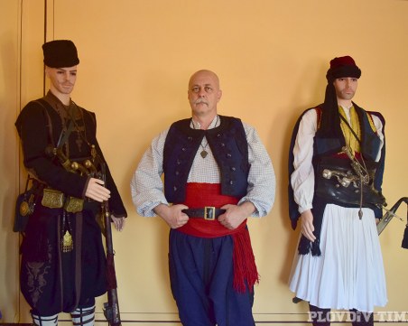 Пловдивски майстор шие народни носии по уникална ръчна технология отпреди два века СНИМКИ