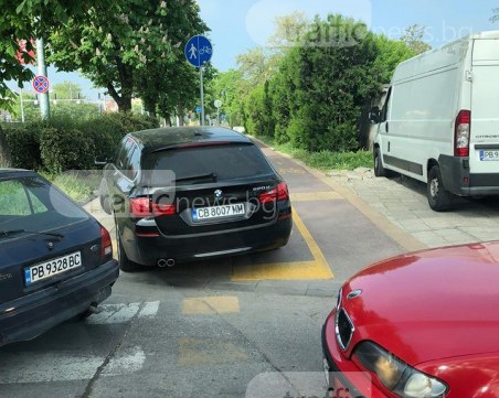 Поредна наглост! БМВ със софийска регистрация се изтипоса на тротоар
