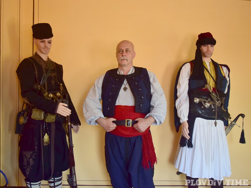 Пловдивски майстор шие народни носии по уникална ръчна технология отпреди два века СНИМКИ