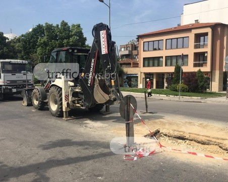 Без повече жертви в Кършияка! Пълнят зейналата яма в квартала СНИМКИ
