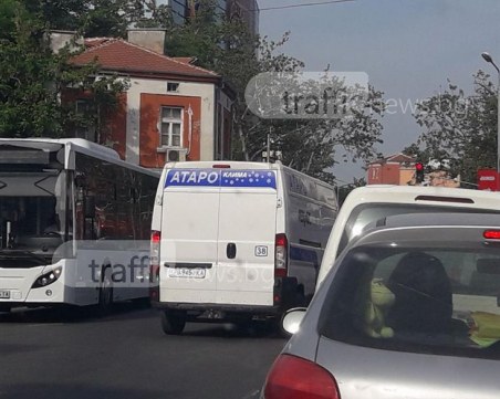 На Гладстон: шофьор “изпусна“ задължителен знак, после спокойно застана в насрещното СНИМКИ