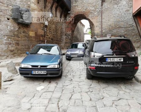 Блокада! Нервите на пловдивчанин не издържаха и избута безобразно спряла кола СНИМКИ