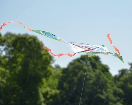 Хвърчила внасят колорит в небето над Братската могила! Пикник събира малки и големи