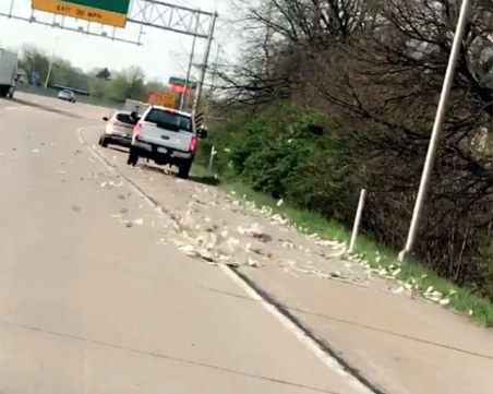 Пари хвърчат на магистрала, най-малко 600 000 долара отлетяха СНИМКИ