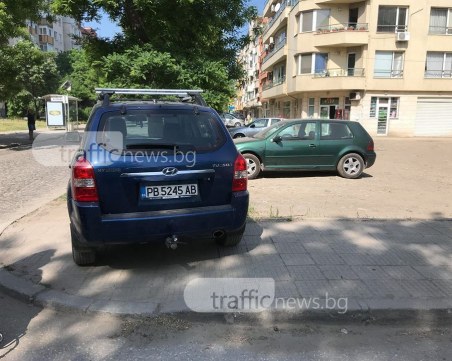 Паркингът е празен, но на тротоара ми харесва повече СНИМКИ