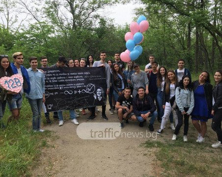 Ученици от Руската издебнаха класната си, докато тича на Гребната ВИДЕО и СНИМКИ