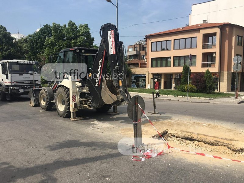 Без повече жертви в Кършияка! Пълнят зейналата яма в квартала СНИМКИ