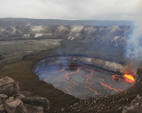10 000 души са евакуирани след изригване на вулкан на Хавайските острови
