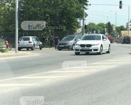 Две коли се помляха на Пещерско шосе СНИМКИ
