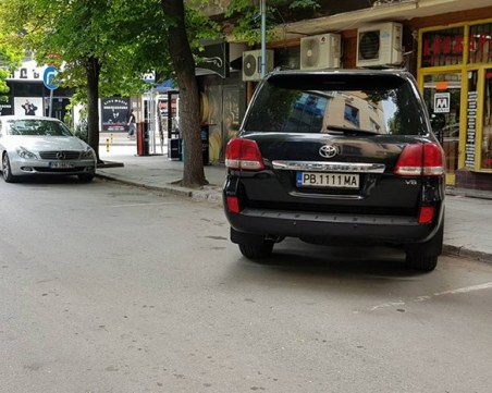 Джипът на Ивана превзе тротоара до Супа бара СНИМКИ