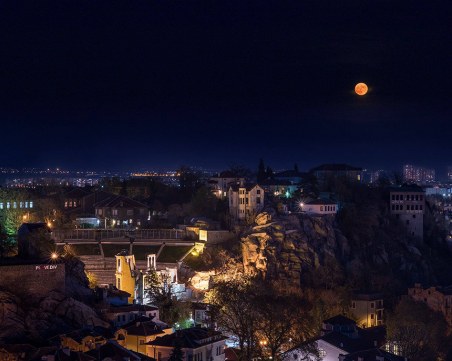 Лунни четения в Пловдив! Нощта на литературата пленява тепетата