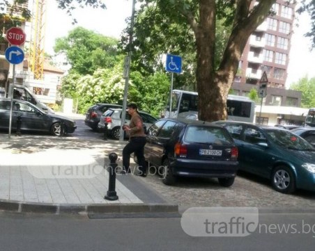 Пишман шофьорка ожули кола, после спокойно се настани на инвалидно място СНИМКИ