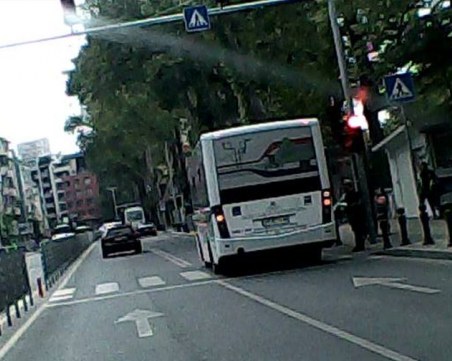 Пловдивски автобус засече пътя на шофьор, за да мине... на червено СНИМКИ