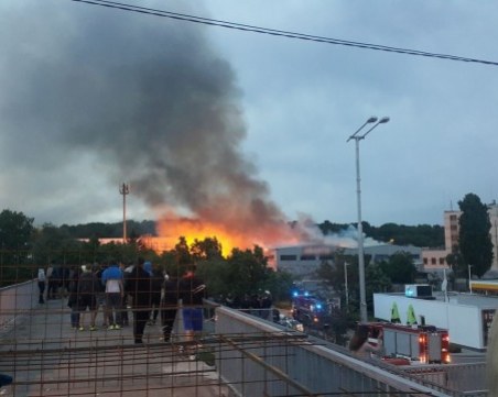 Пожар бушува в столицата, пламъците са на метри от бензиностанция СНИМА и ВИДЕО