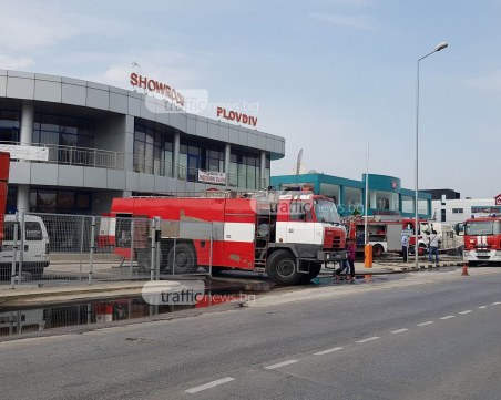 Шест пожарни гасиха голям пожар на Пещерско шосе, изгоря автосервиз ВИДЕО