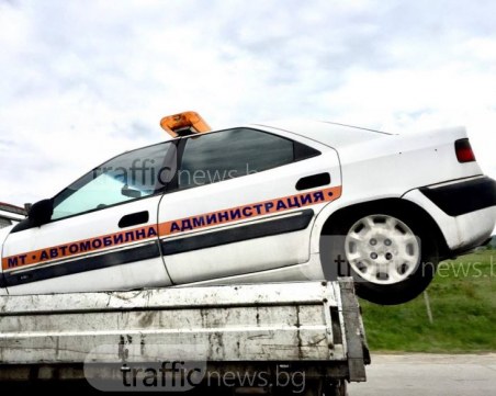 Шофьор с качен крак и стърчаща кола шашна всички на магистрала Тракия СНИМКИ