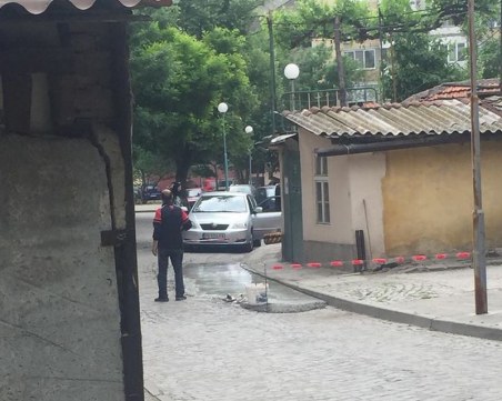 Строители на съвременна България! Бизнесмен бетонира паважа пред дома си, за да качва по-лесно колата си