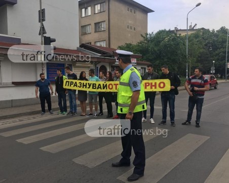 Студенти от УХТ блокираха улица, за да привлекат вниманието на шофьорите СНИМКИ и ВИДЕО