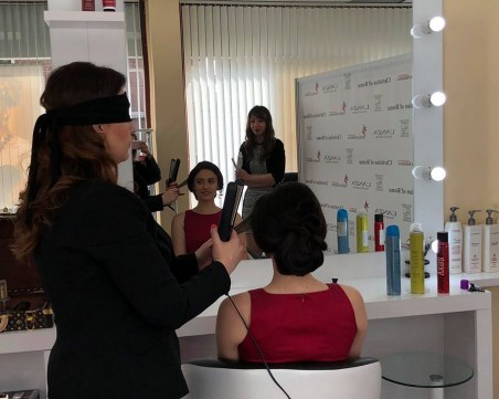 За първи път! Пловдивска стилистка направи прическа със завързани очи ВИДЕО и СНИМКИ