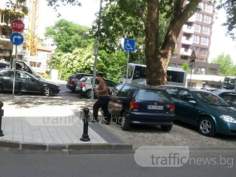 Пишман шофьорка ожули кола, после спокойно се настани на инвалидно място СНИМКИ