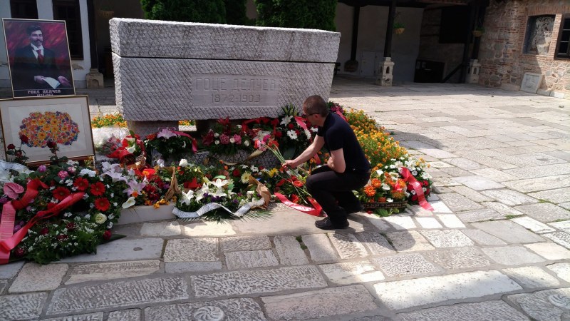 Пловдивски адвокати и зъболекари положиха цветя на гроба на Гоце Делчев