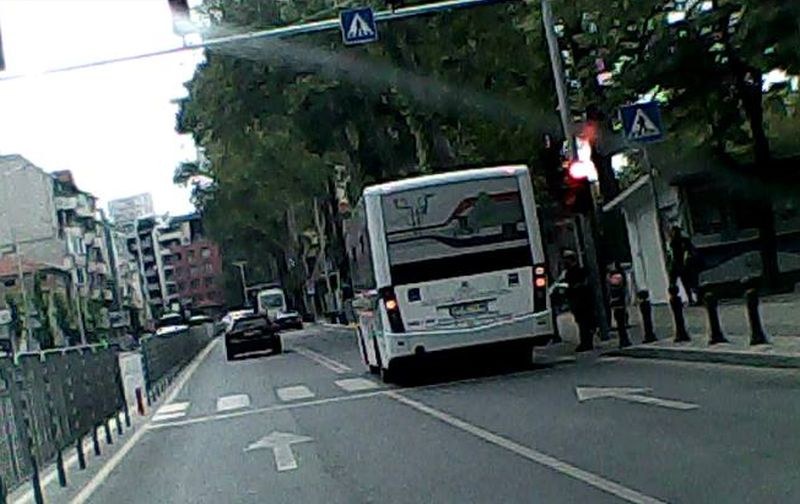 Пловдивски автобус засече пътя на шофьор, за да мине... на червено СНИМКИ