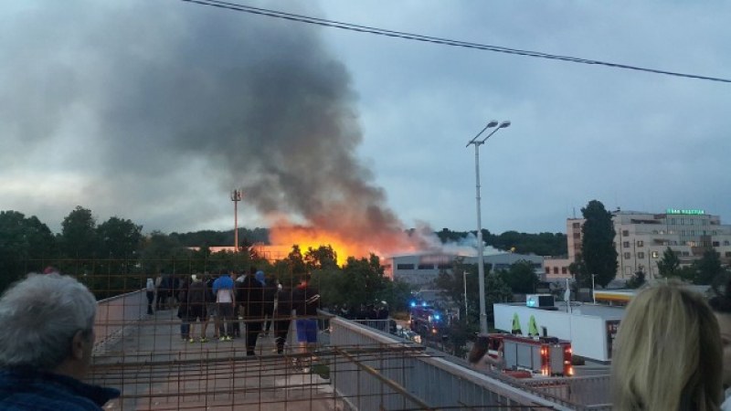 Пожар бушува в столицата, пламъците са на метри от бензиностанция СНИМА и ВИДЕО