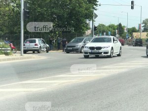 Две коли се помляха на Пещерско шосе СНИМКИ