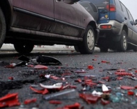 Челен сблъсък между кола и камион на магистралата, двама са в болница