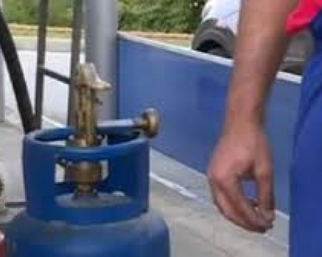 На косъм от трагедия: Кола се заби в газова колонка в столицата