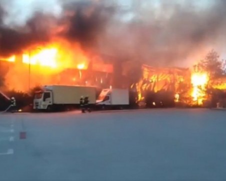 Пожарникари гасиха цяла нощ склада за алкохол в София