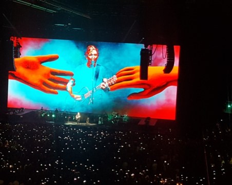 Роджър Уотърс в Арена Армеец: Вашата любов ще спаси света СНИМКИ