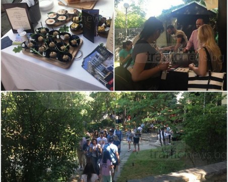 Вино се лее в Пловдив, стотици пловдивчани изпълниха улиците на Стария град СНИМКИ