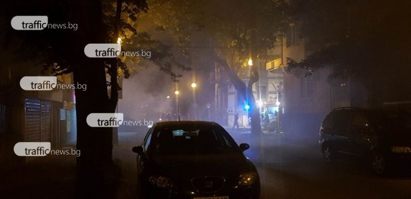 Кола се запали в движение до Сточна гара СНИМКИ